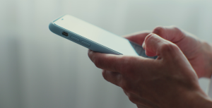  Patente per lo Smartphone: Perché è Necessaria per una Navigazione Sicura e Responsabile sui Social